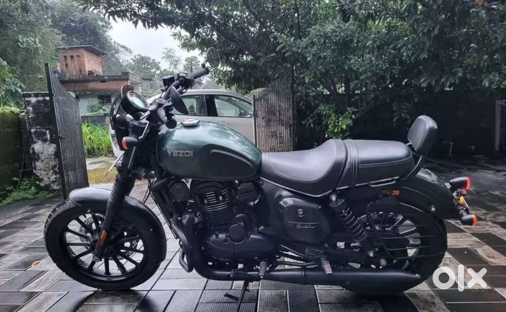 Yezdi roadster 2022 hunter green 1st owner with service records.
Well