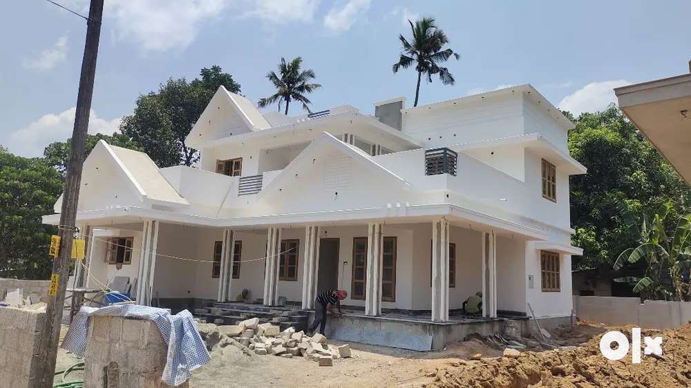 9 cent 3000 sqft new house near MC road adichira, Carithas 1.25 cr neg