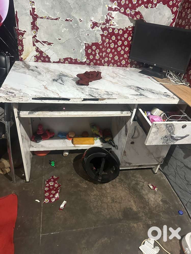 4 ft by 2ft computer table