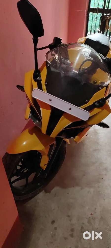 मेरा पल्सर rs200 बहुत गुड कंडीशन में है।  स्क्रैच नहीं लगा हुआ है।