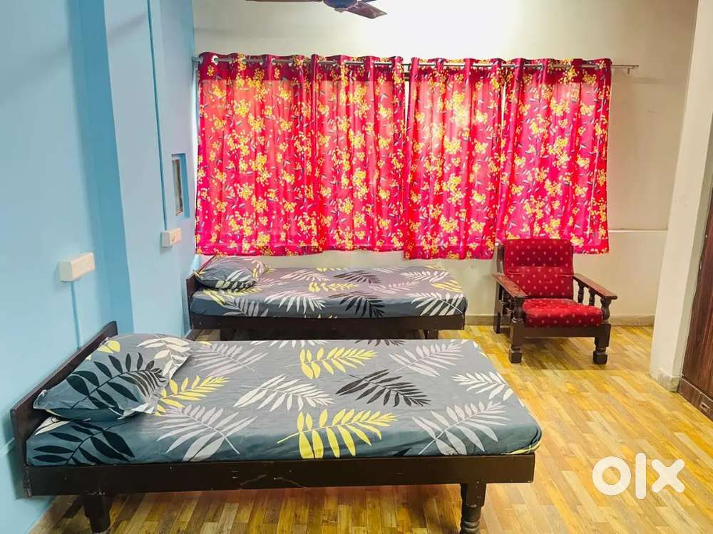 Main road pg available near Akshar chowk