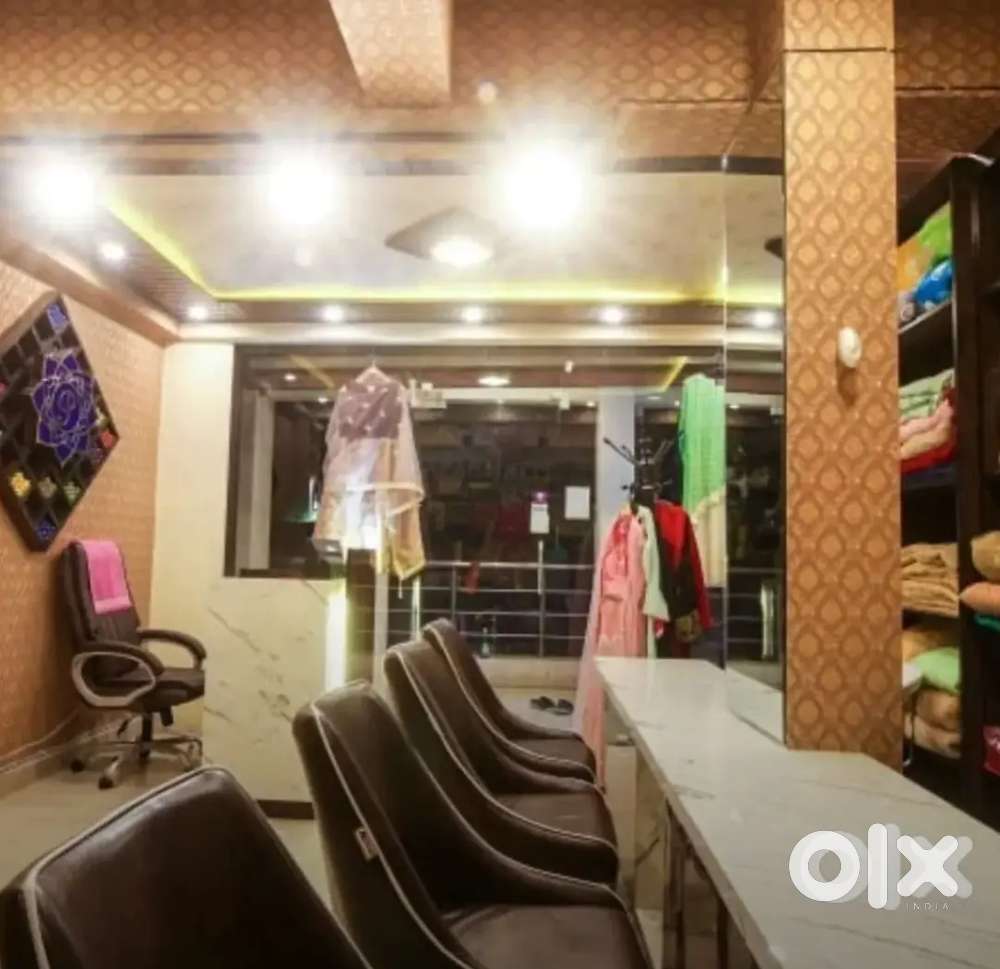 Furnished shop ready to move jewellery shop