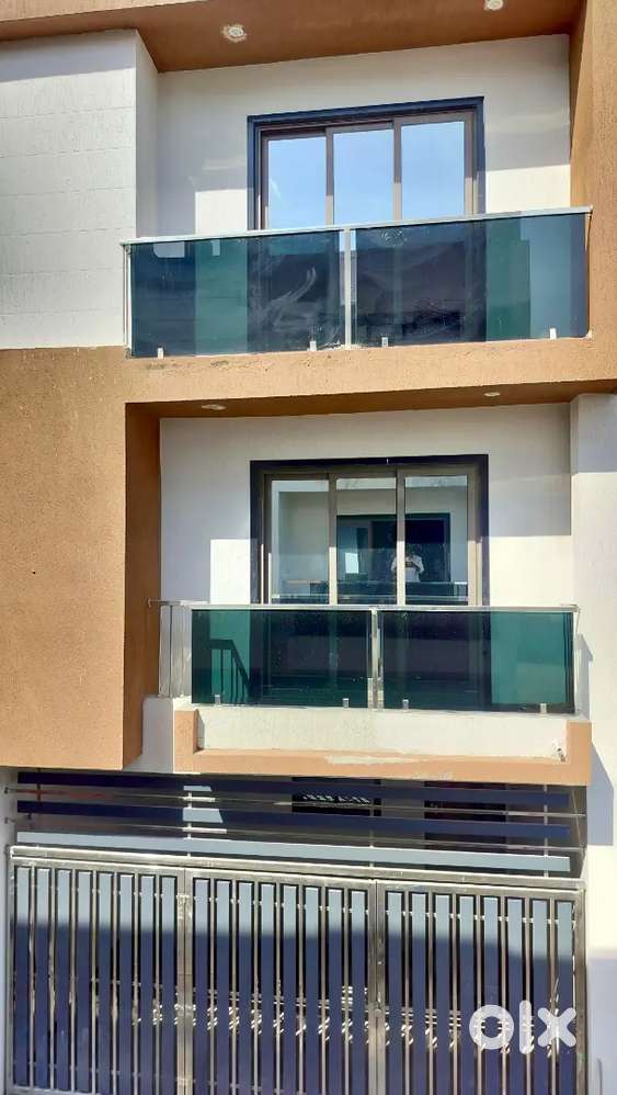 3BHK LUXURIOUS BUNGLOW IN DINDOLI AREA GROUND+2  ATTACHED CAR PARKING