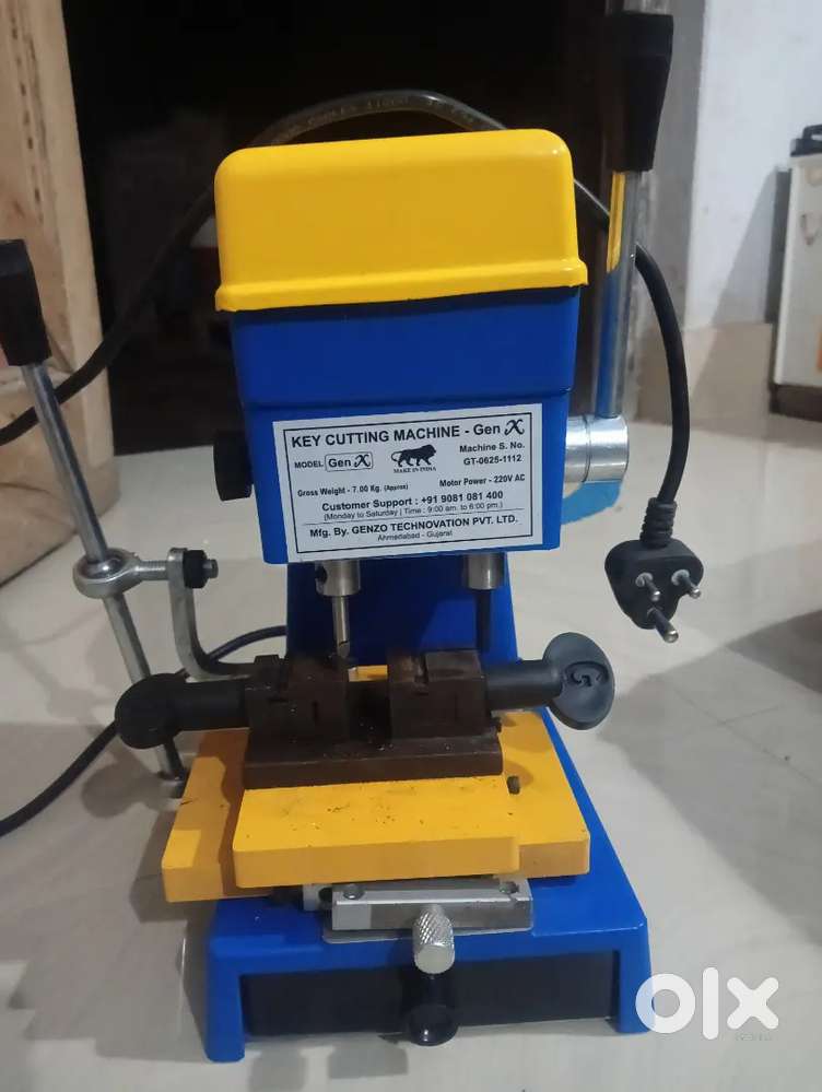 Key cutting machine