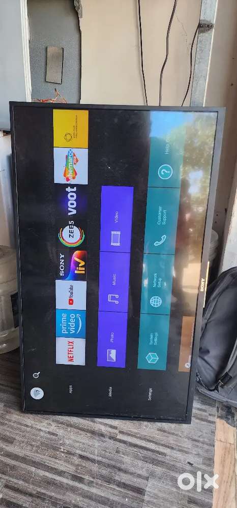 Sony bravia 43 inch. Chhota sa scratch  hai but us se no problem displ