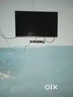 Bush company ki 32 inch ki TV.   Airtel ka dish.