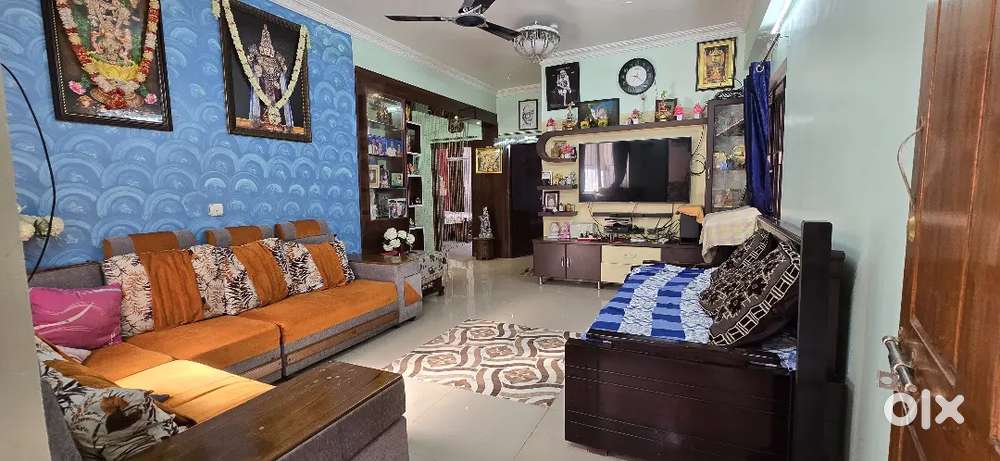 Well ventilated flat with good wood work.