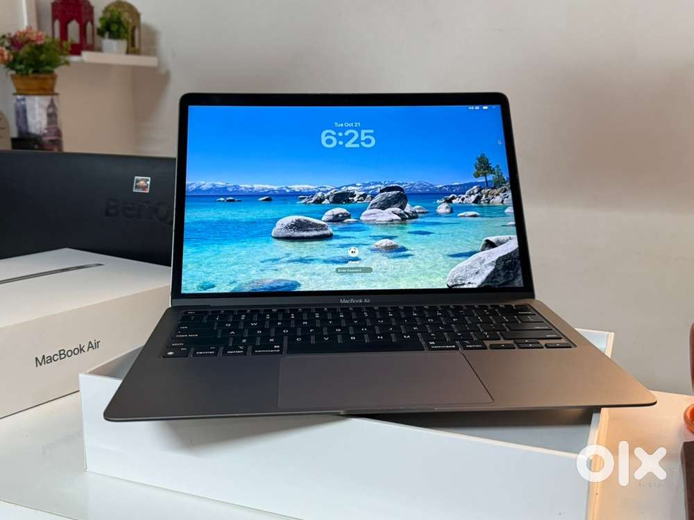 Mac book air M1 2021 , 8 Gb Ram 256 GB storage, Mint condition.
