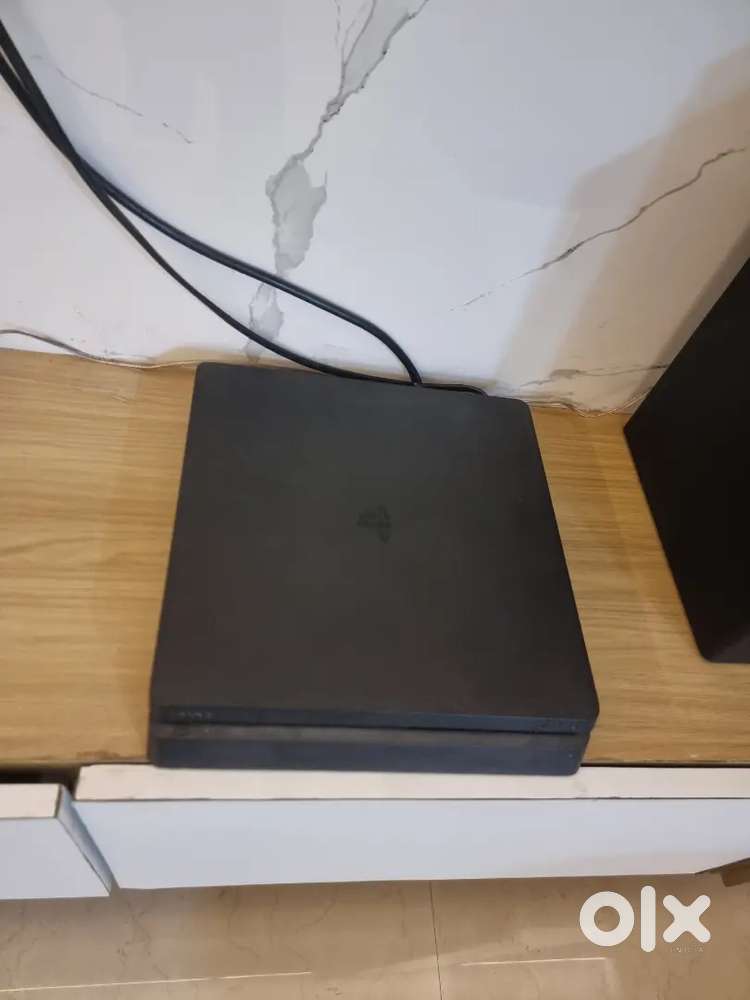 PS4 WITH 5 GAMES AND REMOTE