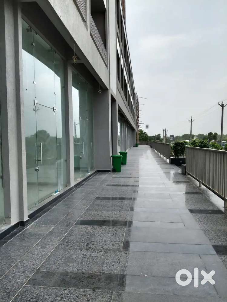 Rent showroom highway location oganaj ring road