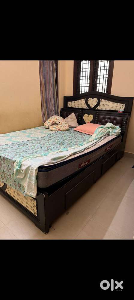 Queen size bed with mattress 6*5 Feet 6 inch hight