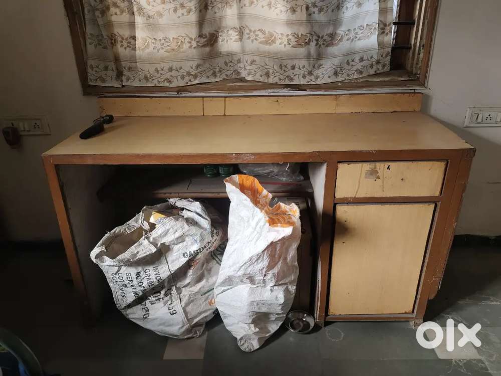 Office table sell karna hai.