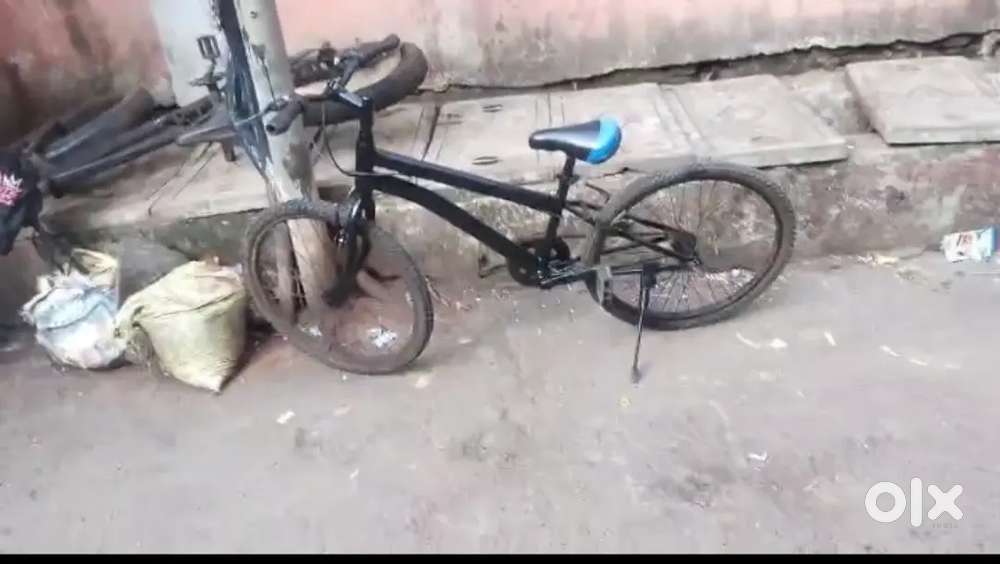 Full black stunt cycle