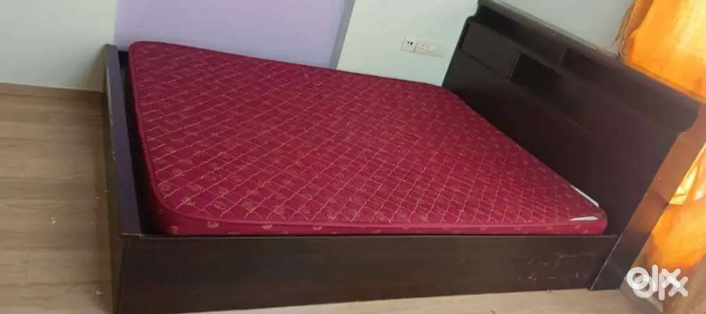 Queen size bed with mattress