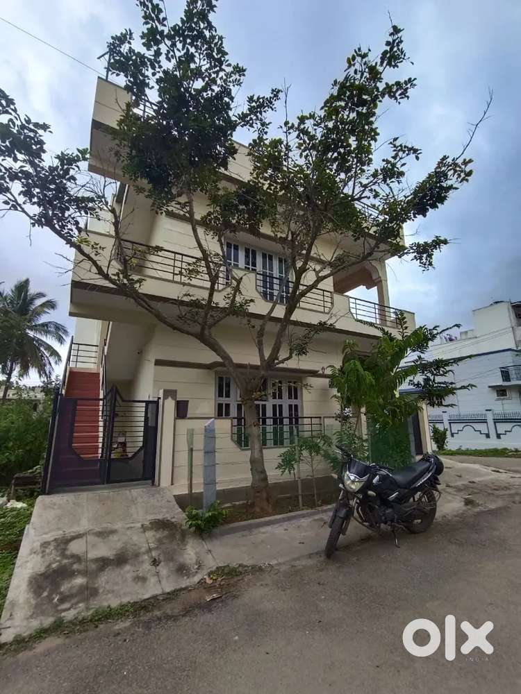 30×40NORTH EAST CORNER 2 OF 1/2 FLOOR HOUSE SALE NEAR RAMAKRISNHA NAGA