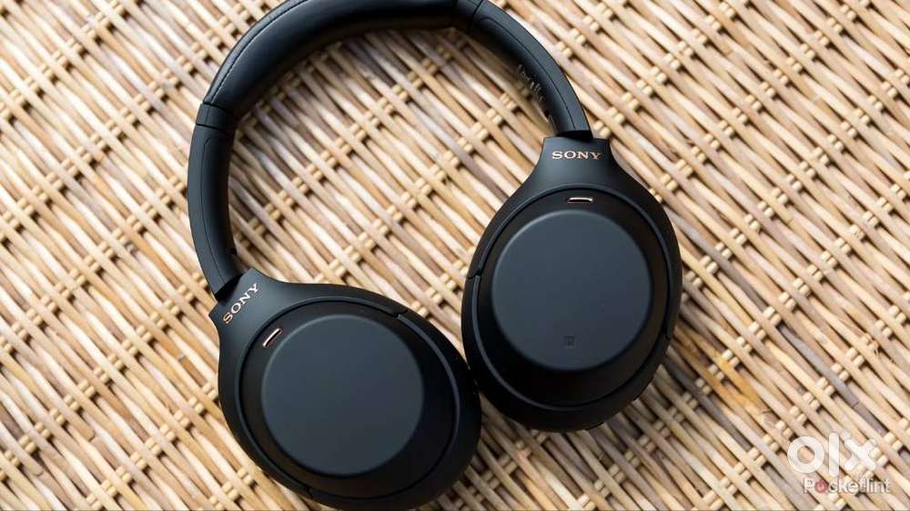 Sony XM4 Wireless Headphones with Bill Carry Case for 11000