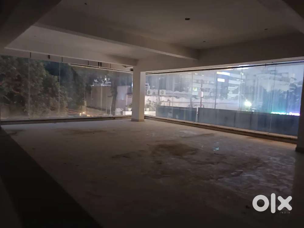 Hazratganj 1000 sqr fit commercial hall sale