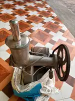 Commercial juicer machine with motor