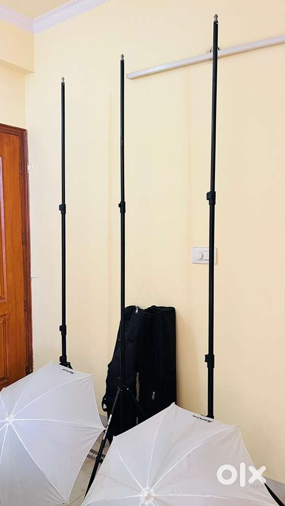 3 Sonia LS-250 Light Stand, 2 Stand Bags, 2 Sonia White Umbrella