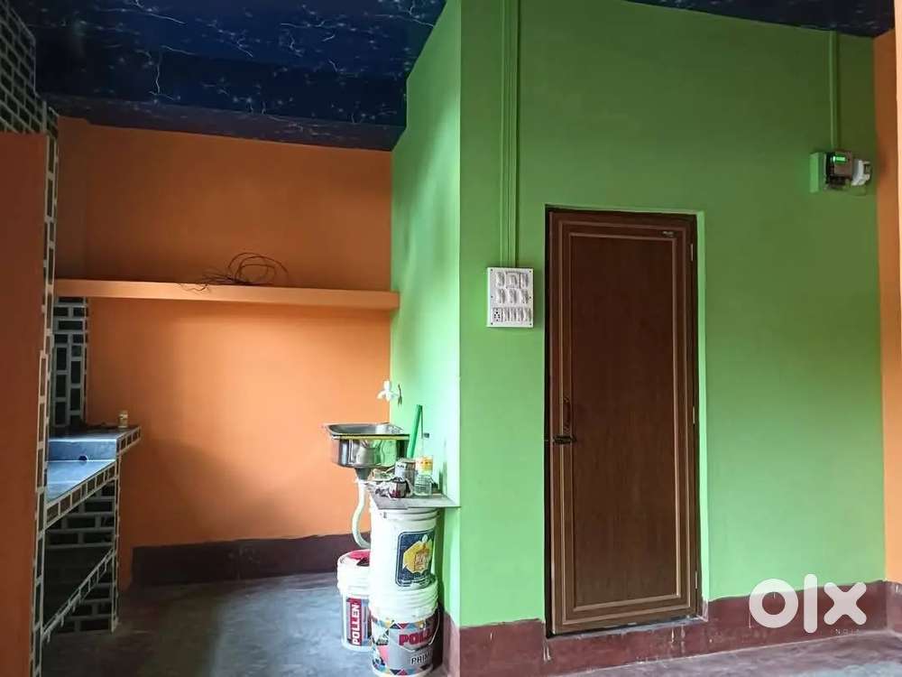 1 bad room with attached bath room, kitchen, 24 hours with Water..