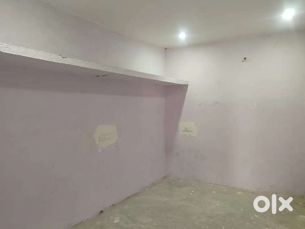 1 room bathroom safered kithen bhi hai