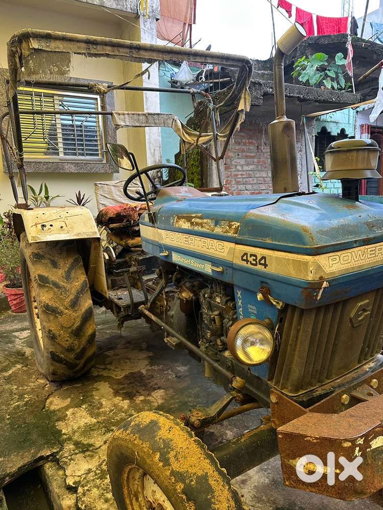 Good condition powertrac tractor 434