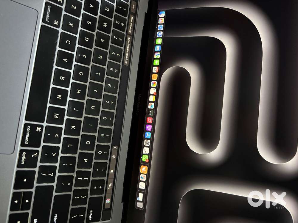 Macbook pro with Touch Bar i7 Intel core