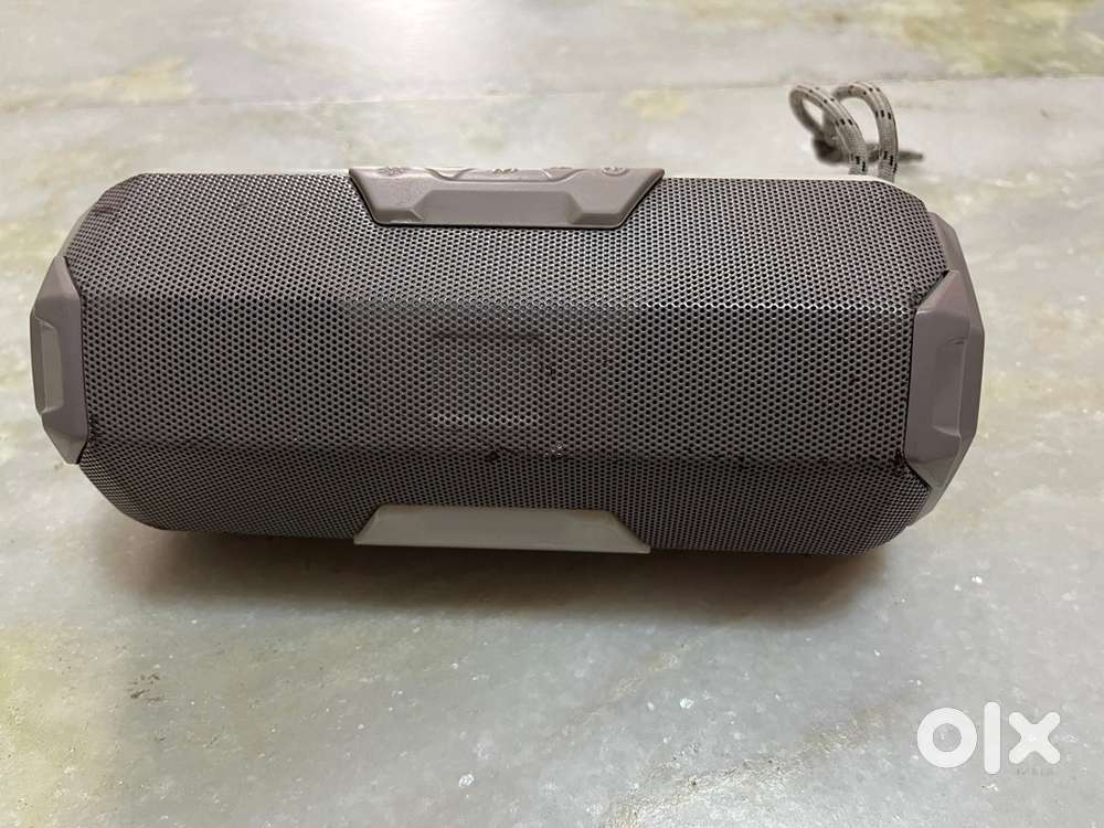 A006 prtable bluetooth wireless speaker.