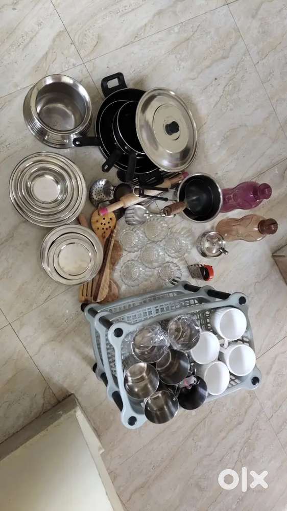 Kitchen tools, stainless steel bowl sets and 2 plastic water bottles
