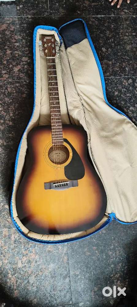 Yamaha F280 Natural Acoustic Guitar (Brown)