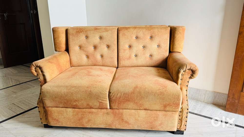 3 Piece Sofa Set for Sale, Good Condition, 4 Years Old, Rs. 9000/Piece