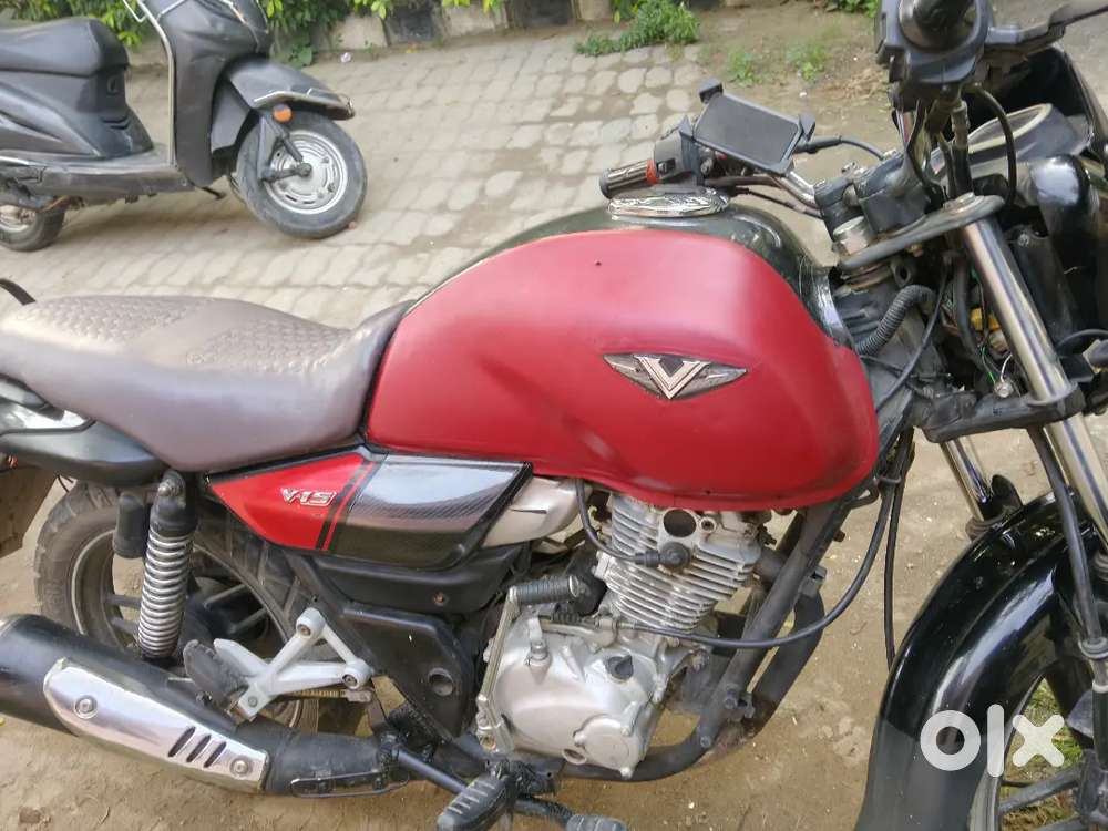 Bajaj v15 hai bilkul new condition with carbon fiber body well service