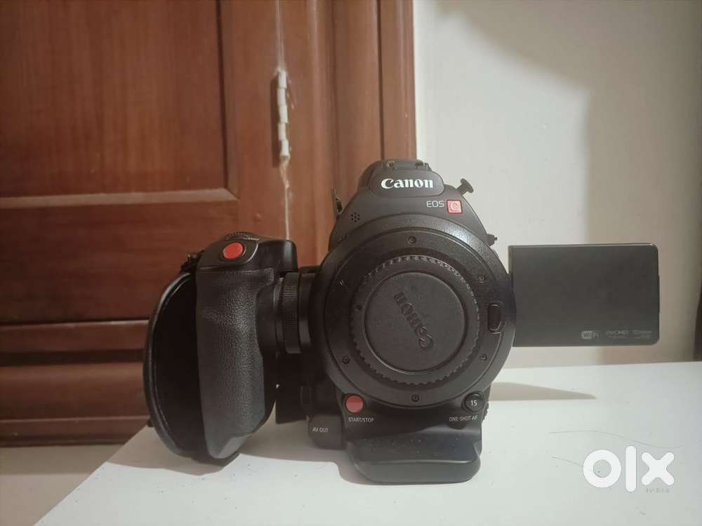 Entry level cinema camera c100 with lenses