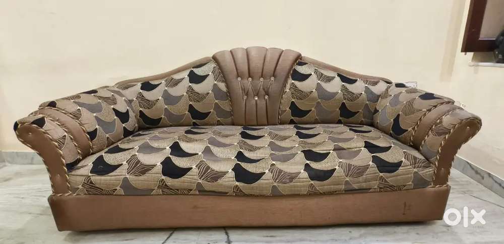 Premium 3+2+1 Sofa Set with Glass Center Table & Matching Sofa Covers.