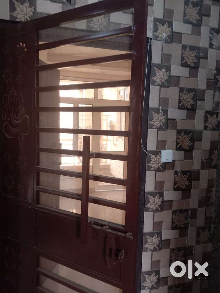 main door keys ; rooms keys