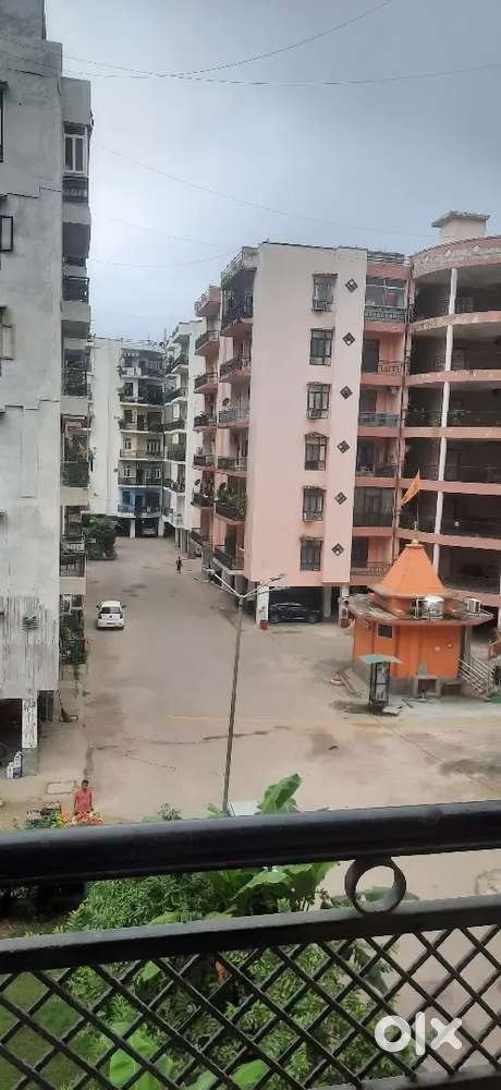 Need 1 female flatmate for 3 bhk in silver line apartment bbd Unive