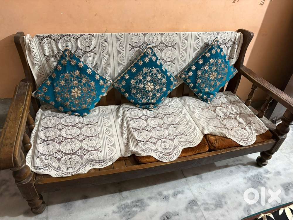 Strong wodden sofa set without mattress