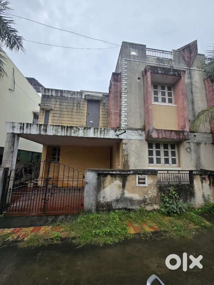 3bhk open space row house, centre in city, markets 10 min distance