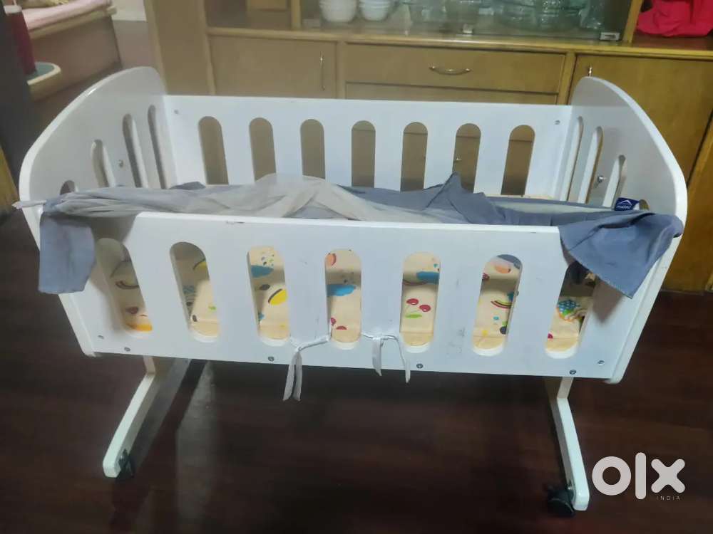 baby cot brand name mee mee and car seat  R for rabbit