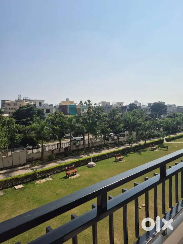 Ready to move 3bhk semifurnisd flat available for rent sector 80