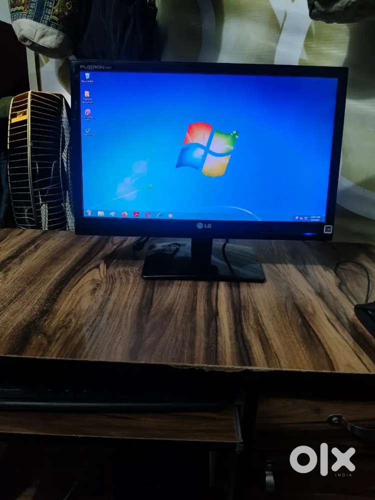 Computer with computer table for sa ale