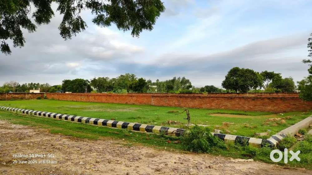 Lucknow me bahut hi Prime location sevai market ke nikat plot le