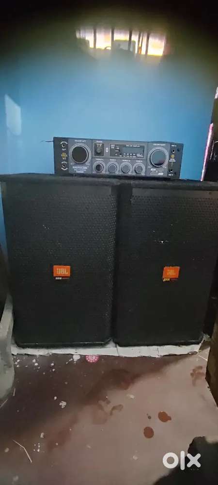 Amplifier and speakers