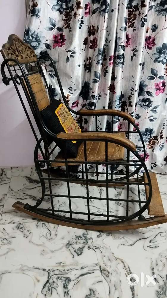 Wooden Rocking Chair – Comfortable & Elegant