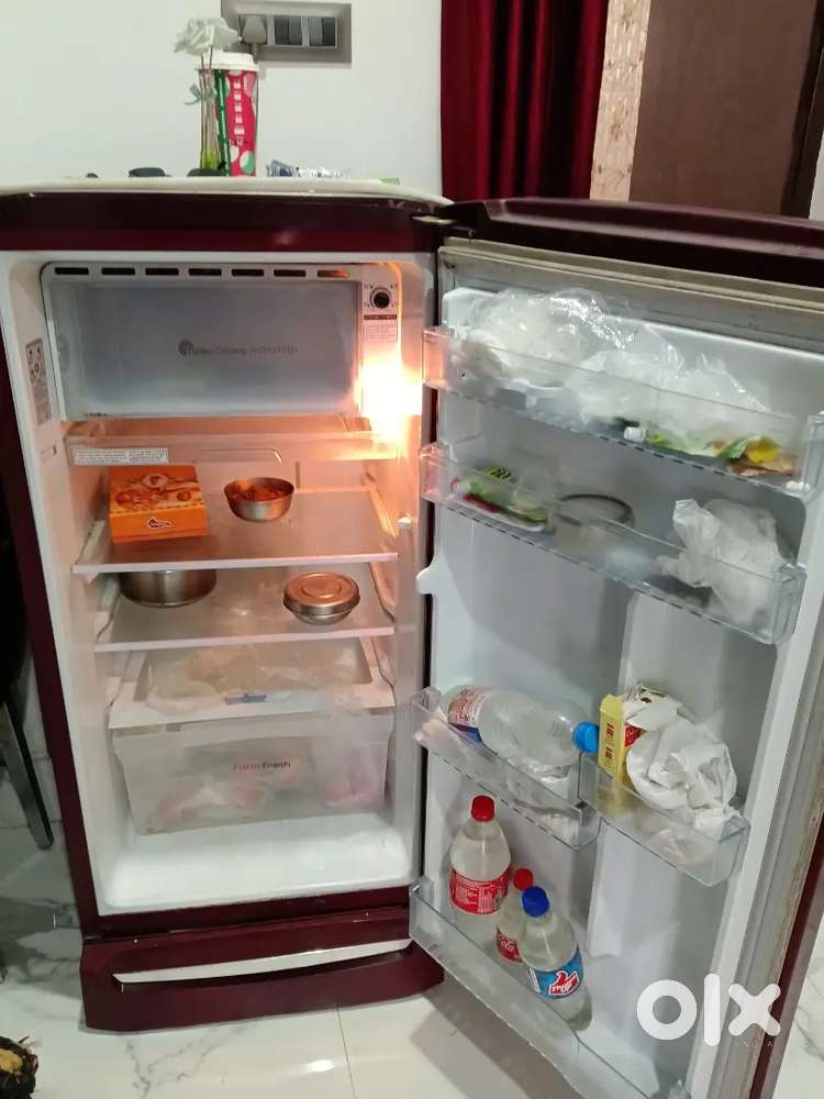 Selling fridge 182 liter running condition 2 year old