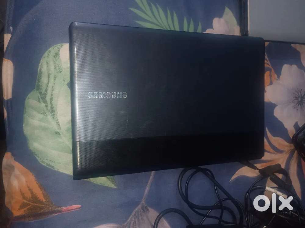 2 Laptops Samsung and Toshiba