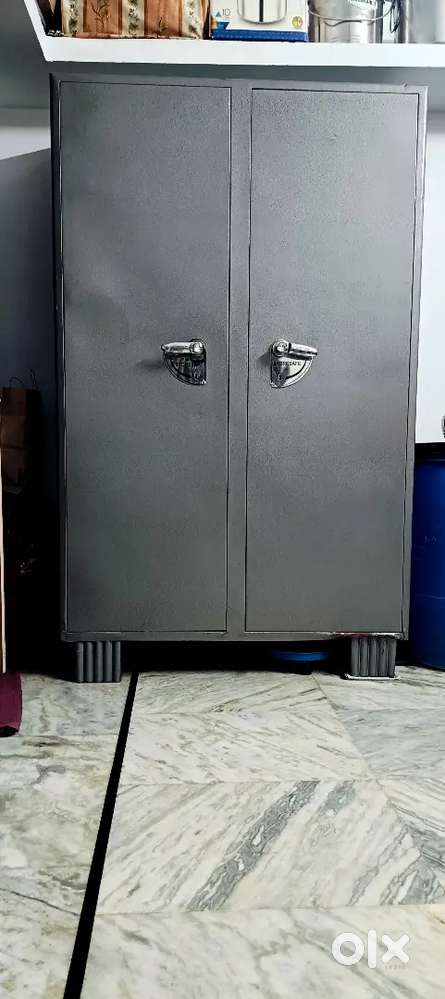 Double door biruva(almirah)