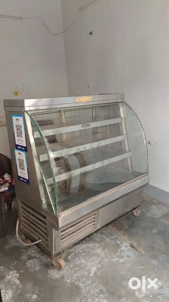 Cake counter display