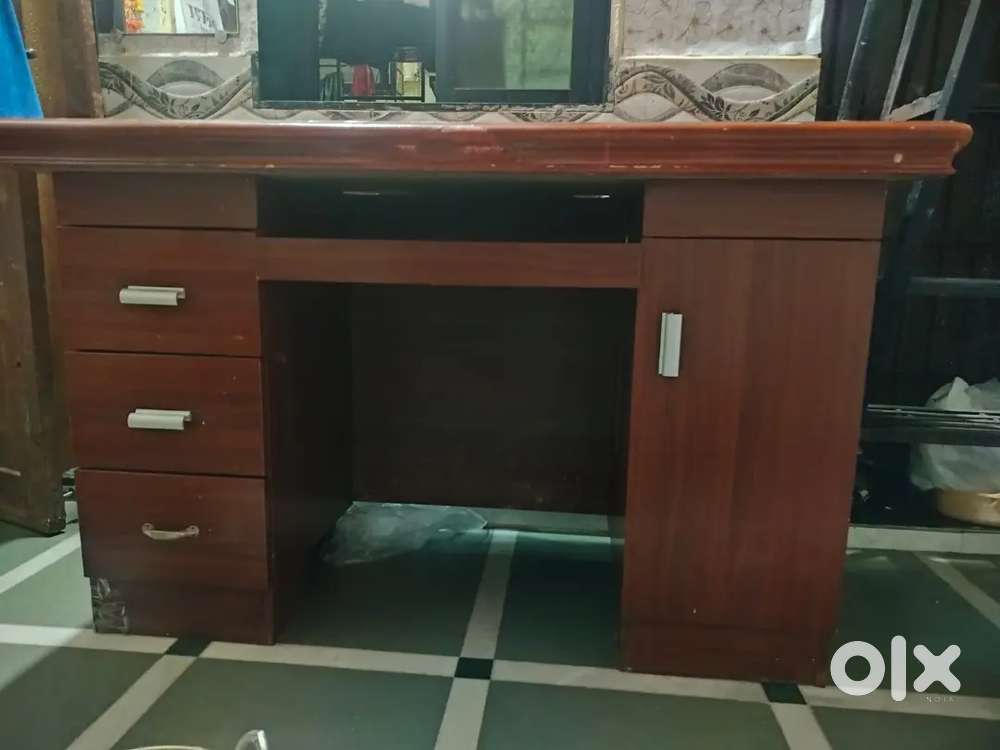 Computer table