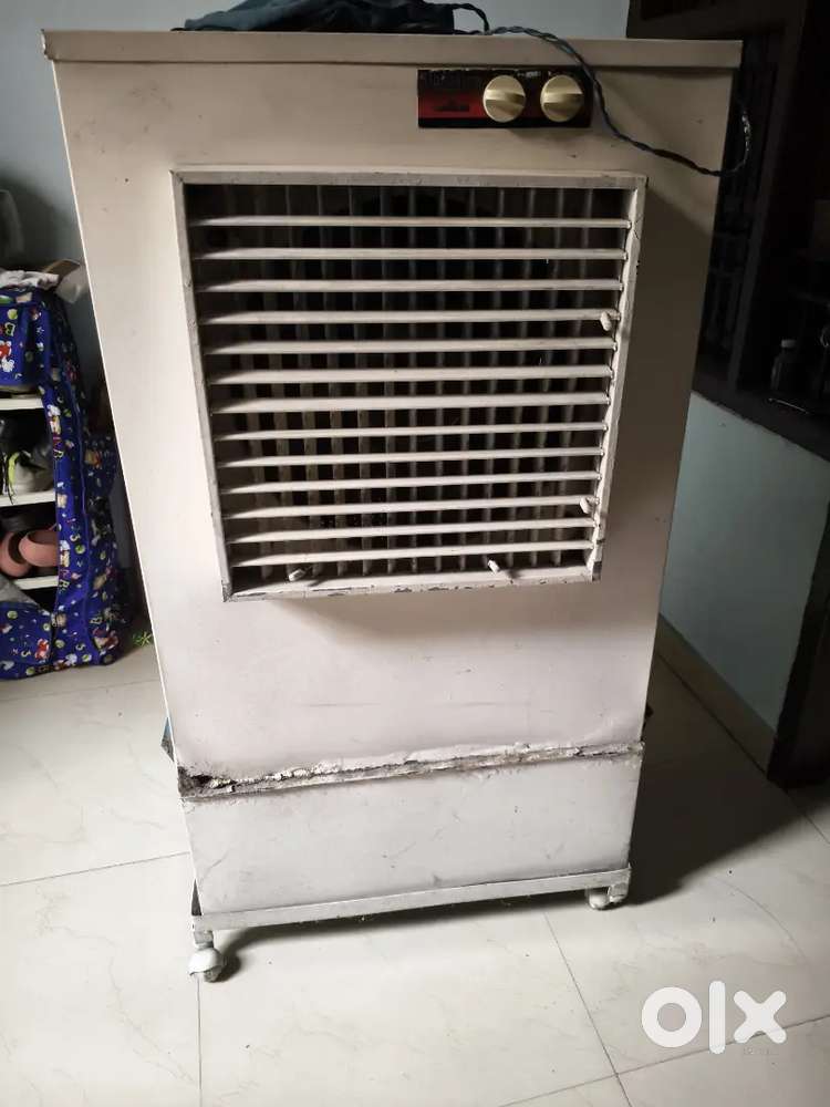 Cooler with exaust motor